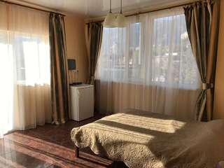 Гостиница Бутик Отель на Тимирязева Ялта Улучшенный двухместный номер с 1 кроватью и видом на море-1